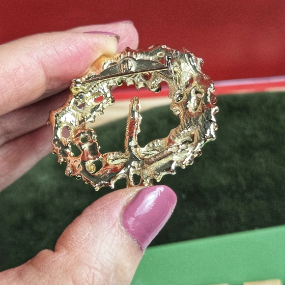 VINTAGE GERRY'S SIGNED GOLD TONE ENAMEL CHRISTMAS WREATH PIN BROOCH - Picture 8 of 16